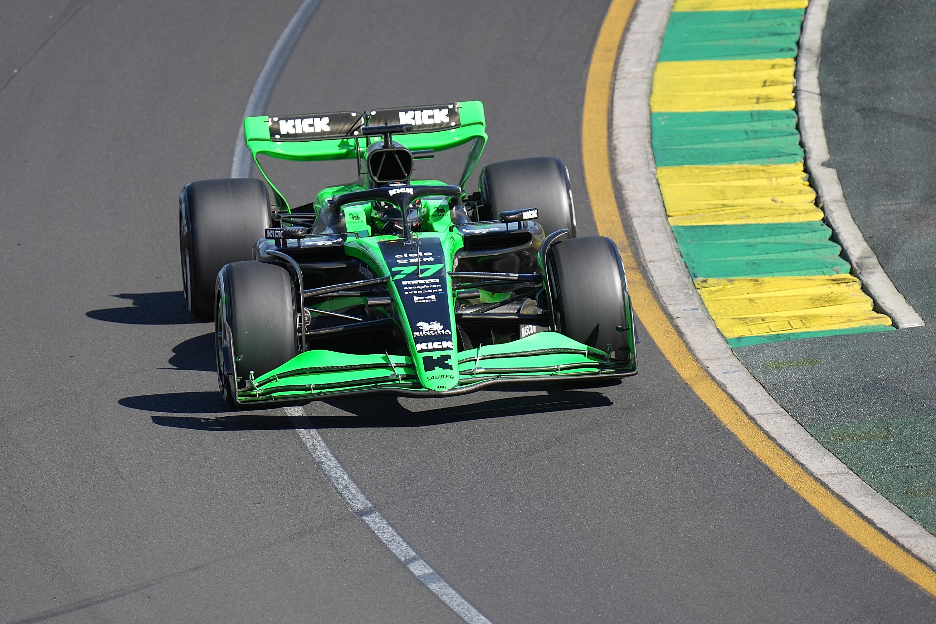 索伯车队力克阿斯顿马丁，拉塞尔点燃赛场