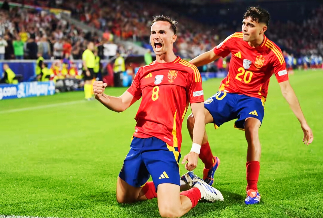 欧洲国家杯赛场上球员奋力拼搏